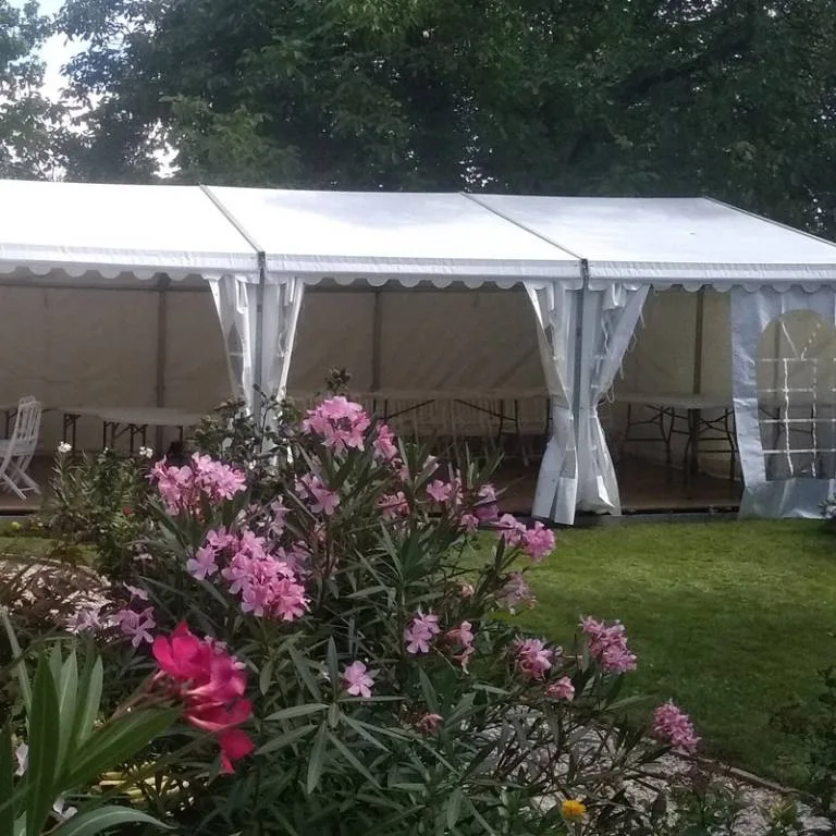 Installation de chapiteau pour mariage dans un petit jardin privé
