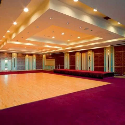 Installation d'une piste de danse en plancher bois vernis pour mariage